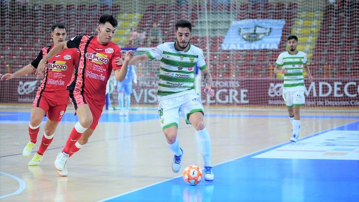 Lucas Perín pugna con Ricardo Mayor durante un lance del duelo ante ElPozo Murcia.