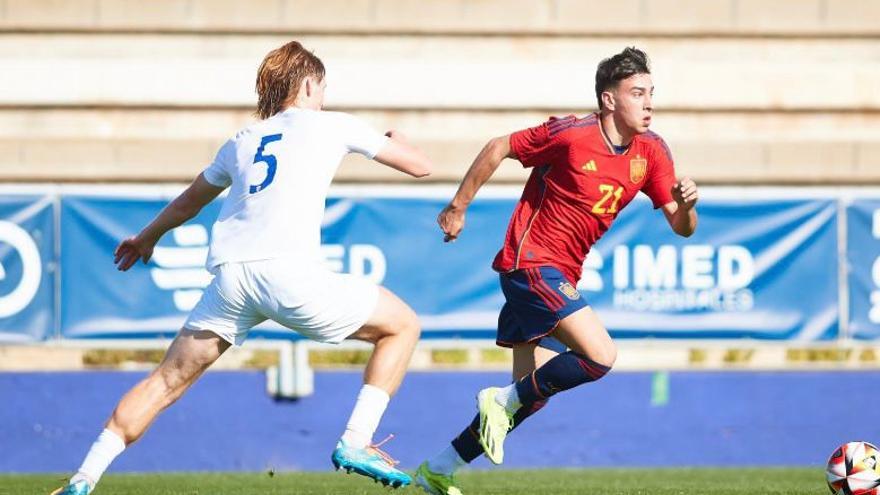 Gran debut del sportinguista Álex Lozano con la Sub 19: titular y asistencia en la manita de España