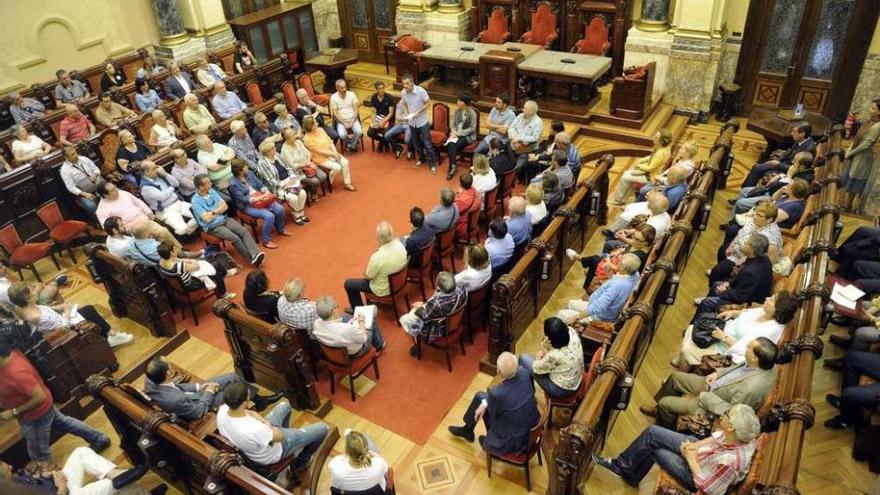 Imagen de un encuentro celebrado entre el alcalde, Xulio Ferreiro, y varias asociaciones vecinales.