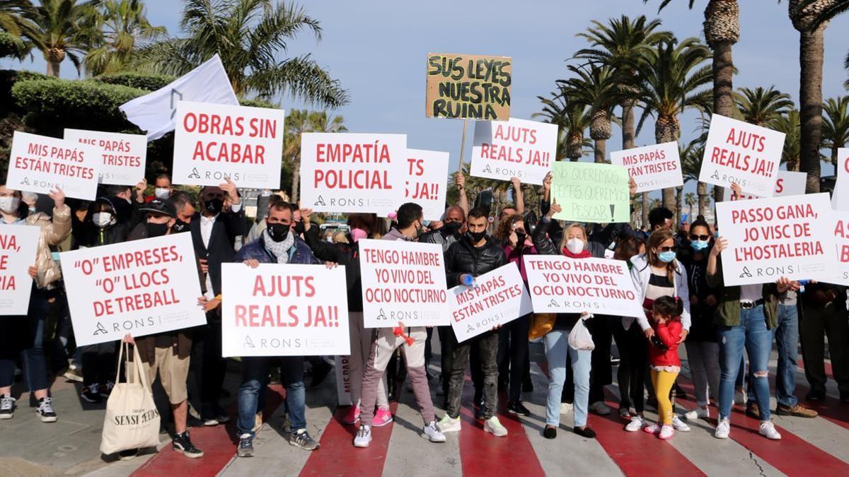 Manifestación organizada por la asociación ARONS y la Fecasarm en Salou este jueves, para pedir la reactivación del ocio nocturno y ayudas.