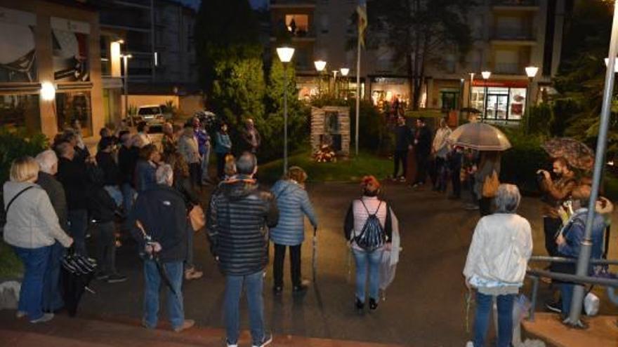 Assistents a l&#039;acte, ahir al vespre, a la plaça dels Països Catalans