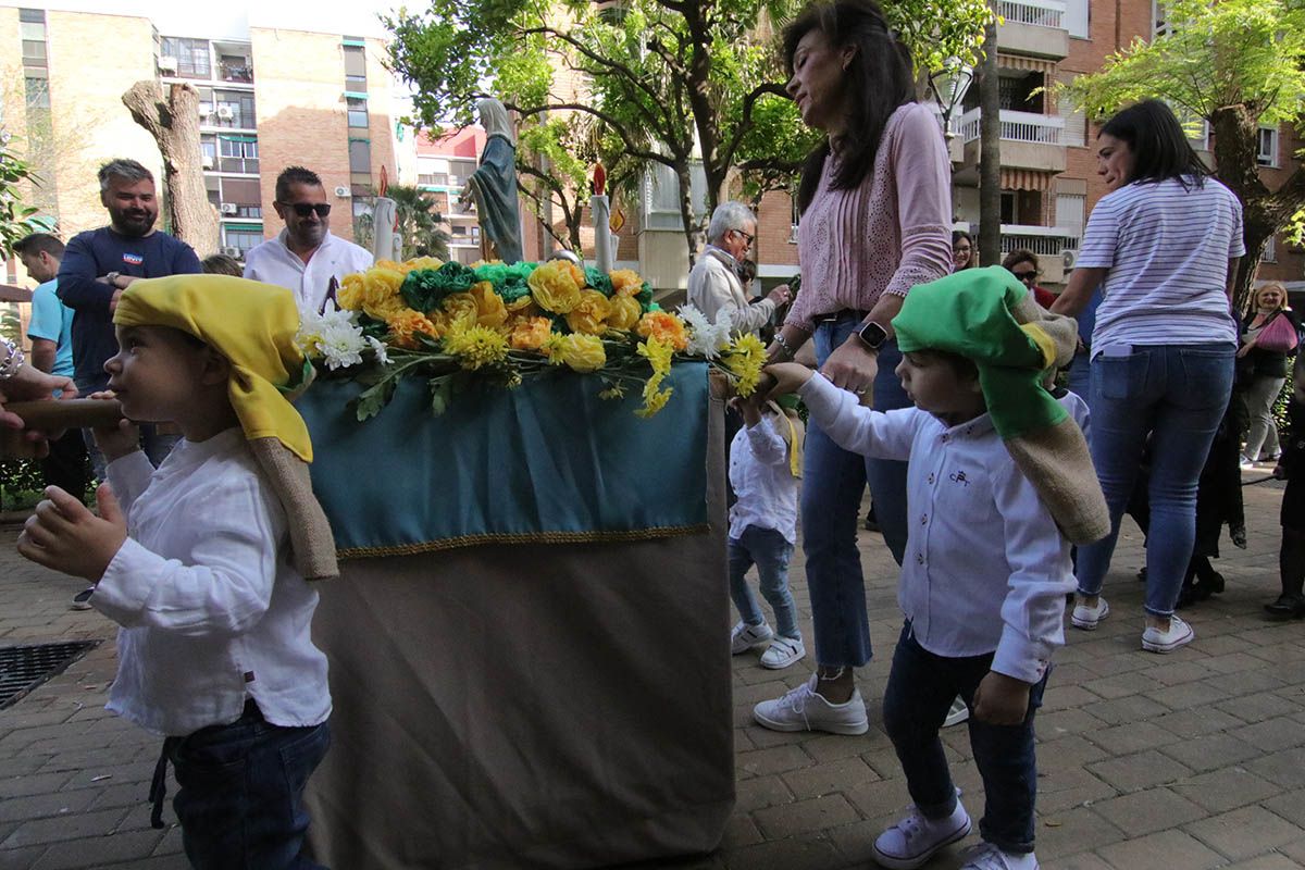 Los más peques de la guardería Chiquitines desfilando en el barrio del Zoco.