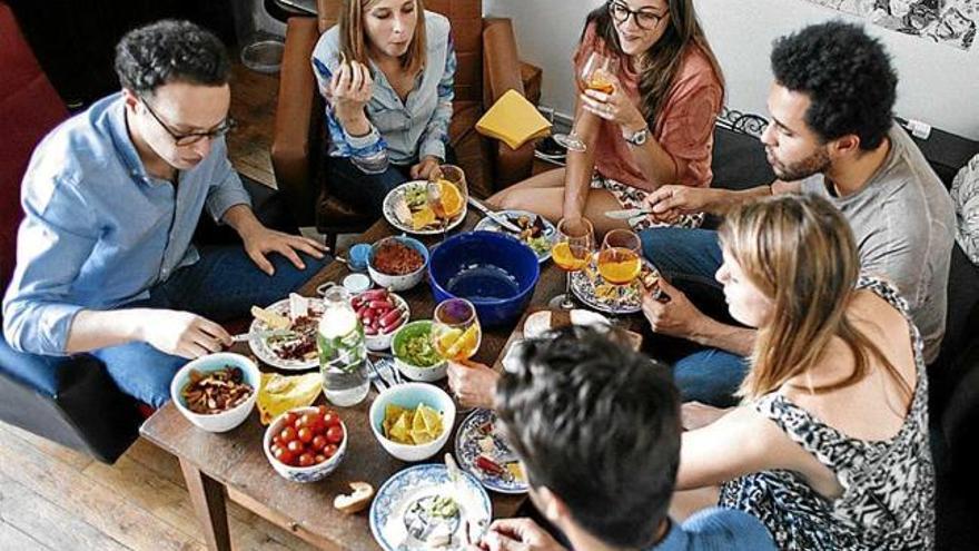 Un àpat amb els comensals contactats a través d&#039;Internet