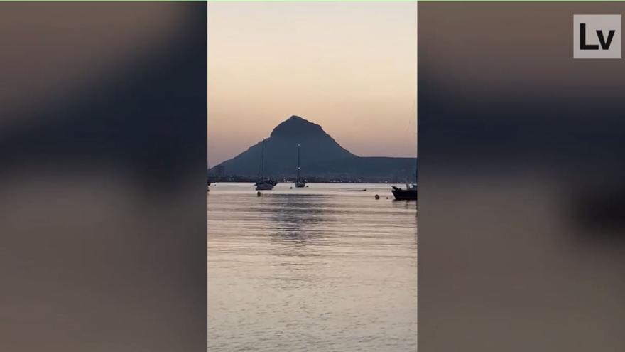 Las ballenas se deslizan entre las barcas en la cala Sardinera de Xàbia