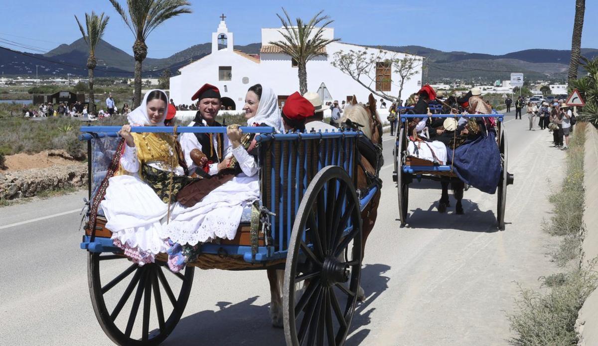 El desfile de carros no falta en el día grande de Sant Francesc. |  | FOTOS: J.A. RIERA