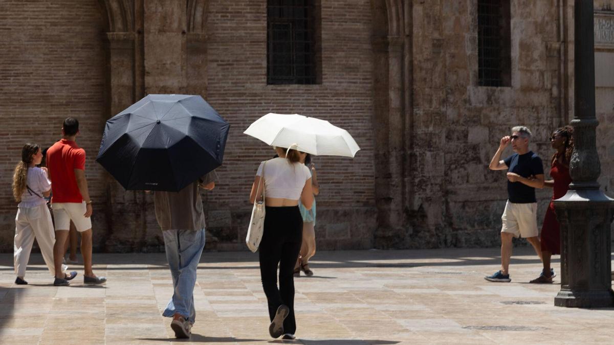 Valencia. VLC. Calor por el centro de Valencia. Turistas, abanicos, termómetros
