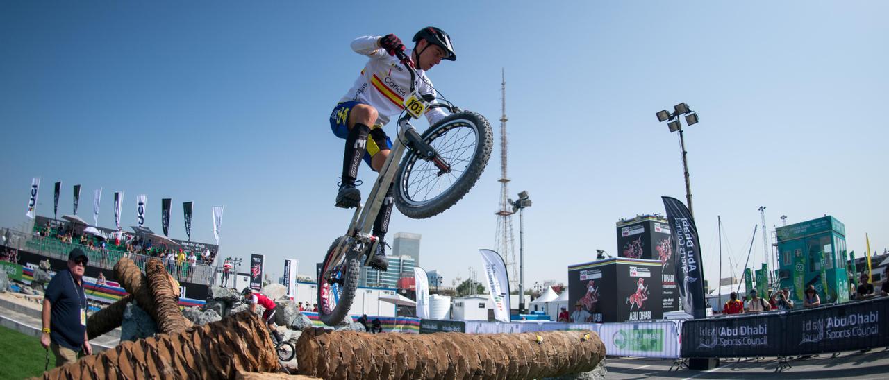 Palau sobre la bicicleta en una roda en un dels obstacles en una de les proves prèvies a la final del campionat