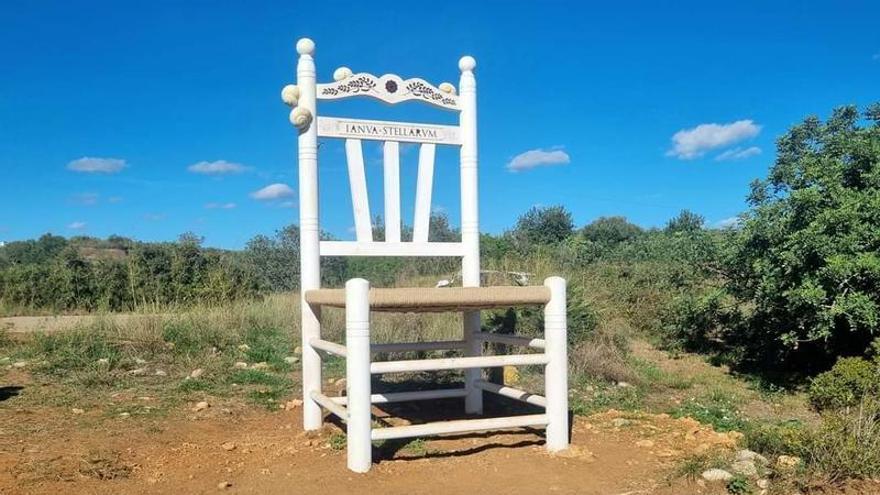 La silla que ha padecido vandalismo es la blanca, ubicada en les Coves de Vinromà.