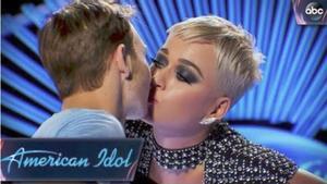 2018-03-19-katy-perry-beso