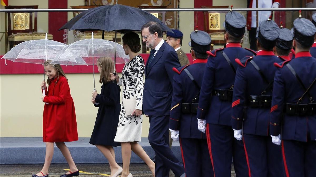 El presidente del Gobierno en funciones, Mariano Rajoy, en el desfile militar del 12-O junto a la reina Letizia y sus hijas