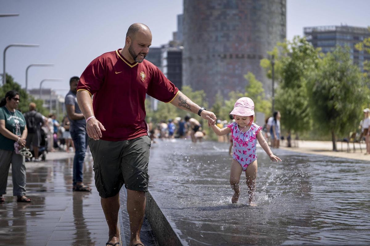 Barcelona 09/06/2025 Día festivo y de calor en Barcelona Niños y niñas jugando en la zona de agua en el Parc de Glories (***En la foto aparece niña con permiso para ser publicada la foto para este reportaje*** El padre, Fernando de Lemos que aparece en la foto da permiso para fotografiar a su hija***) Fotografía de Ferran Nadeu