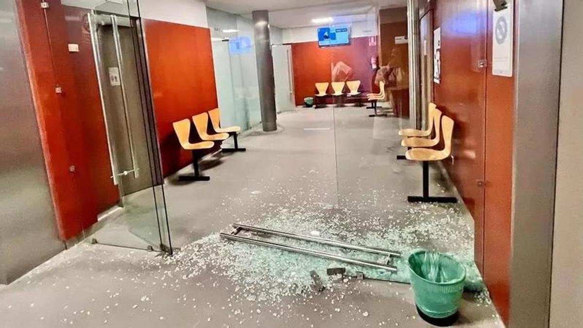 El estado en el que quedó la puerta de acceso a la tercera planta del ambulatorio.
