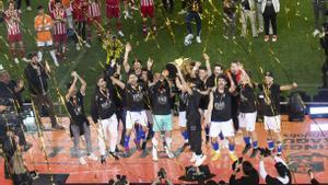 Los jugadores de El Barrio de Adri Contreras celebran la Kings League conseguida en el Camp Nou.
