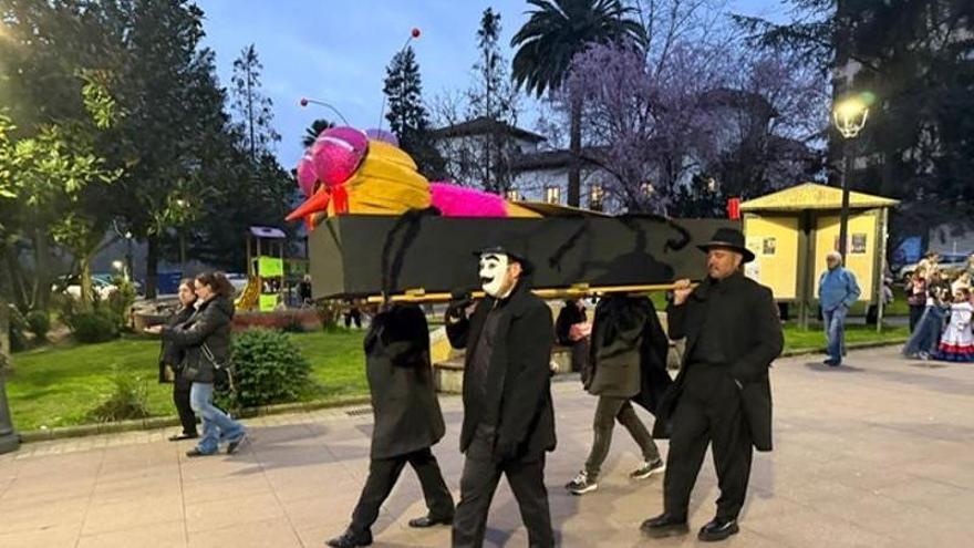 Grado despide su Carnaval con el entierro del &#039;moscón&#039; en un desfile cargado de humor y tradición