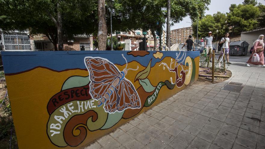 Los vecinos de Colonia Requena estrenan un mural para reivindicar la diversidad del barrio