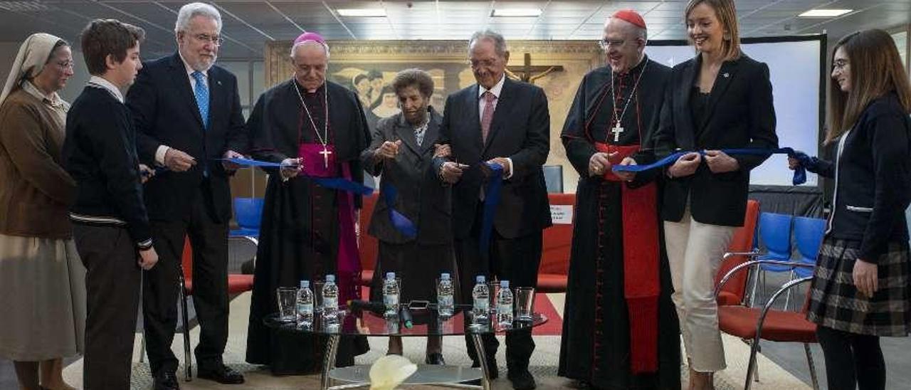 Santalices (3º i.), Lemos (4º i.), Raña (4º d.), Osoro (3º d.) y Fabiola García (2º d.), durante el acto. // B. Lorenzo