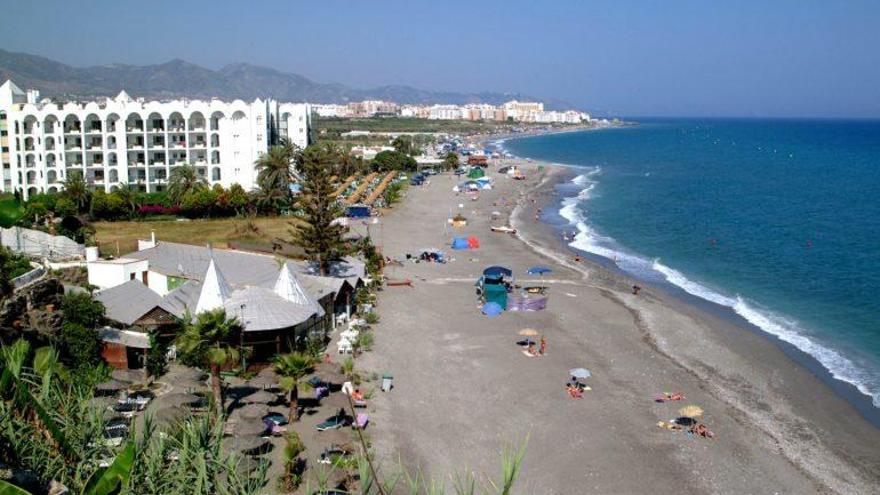 Vista panorámica de El Playazo, el mayor de los tramos de arena de todo el litoral nerjeño.