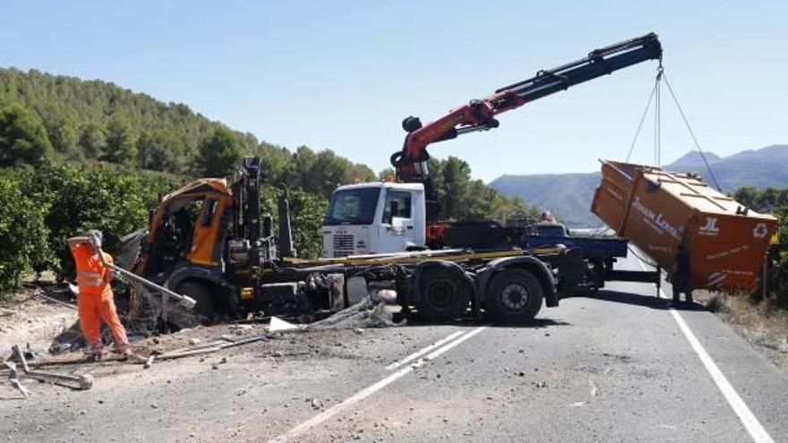 Un espectacular accidente  provoca un atasco en la CV-50