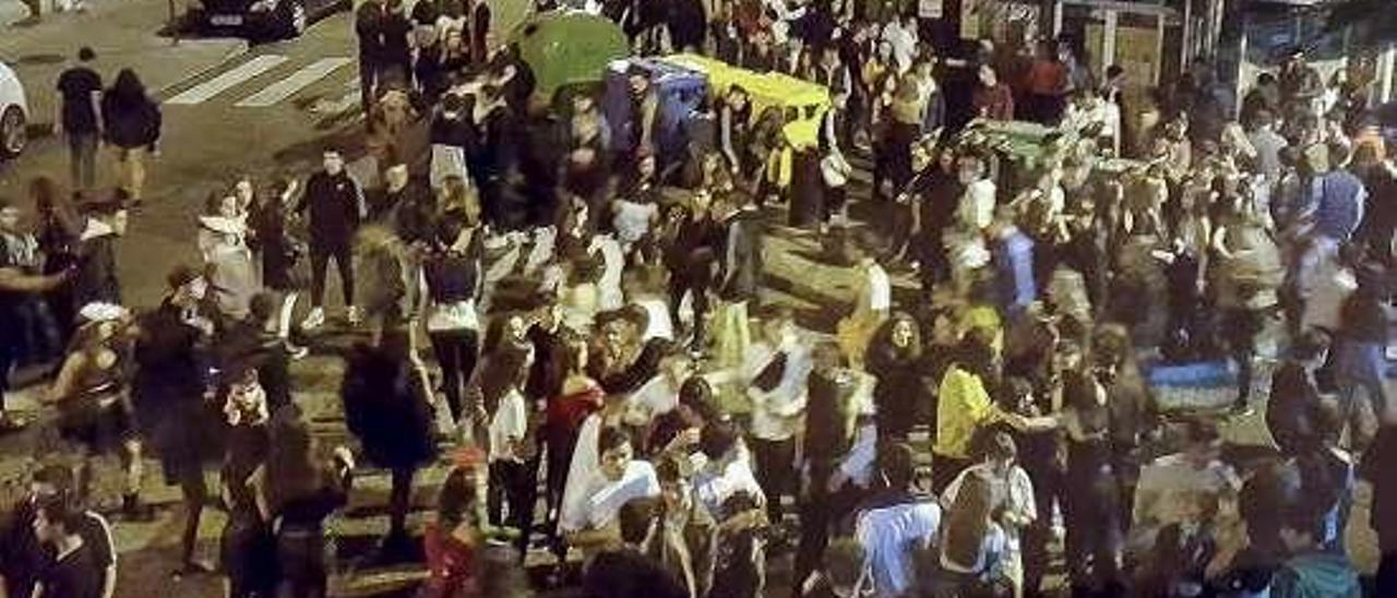 Una multitud en la calle, en el entorno de Carmelitas. // FdV