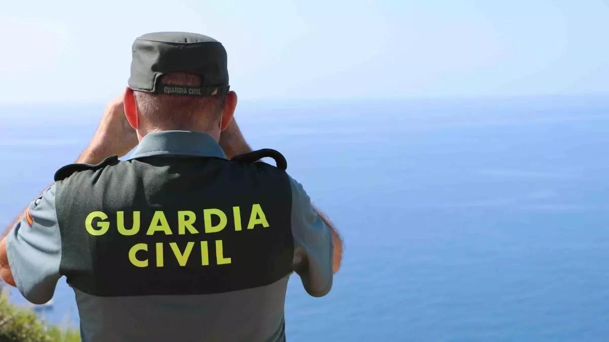 Ein Beamter der Guardia Civil sucht die Küste ab.