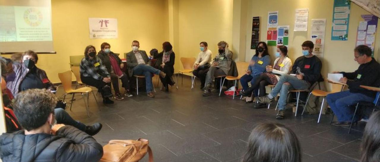 Asistentes al encuentro, en la sala El Pajar de La Caridad. | T. C.