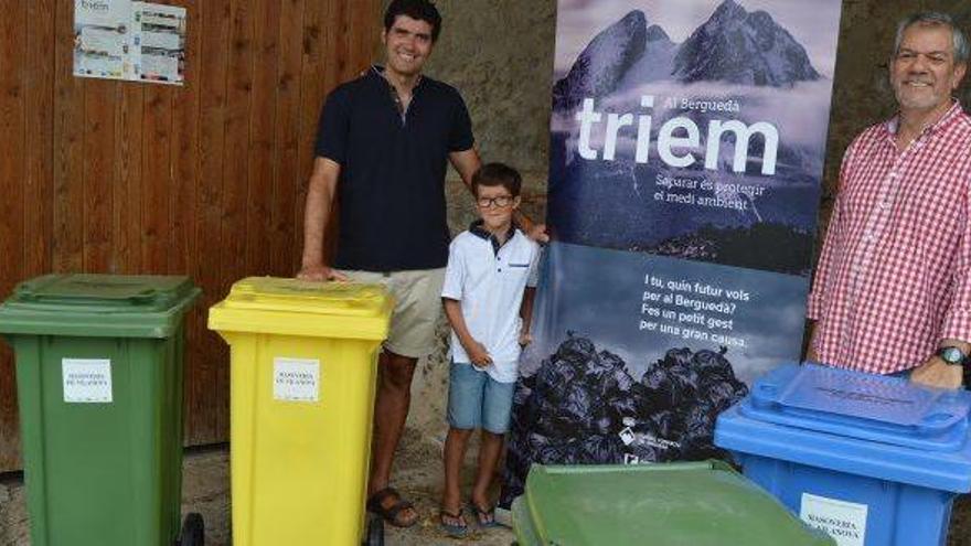 Xavier Francàs, a la dreta, amb Jordi Pellicer i els contenidors que s&#039;han lliurat a les masies, ahir