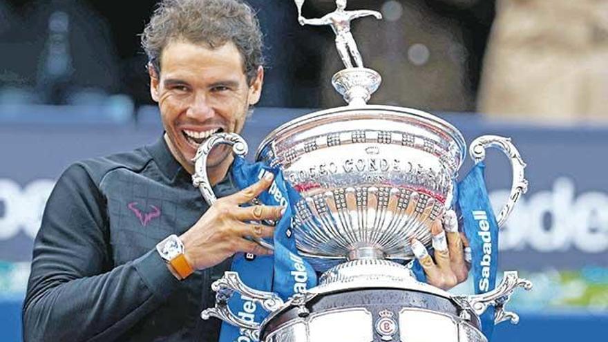 Rafel Nadal muerde el trofeo tras conquistar el 30 de abril su décimo Barcelona Open Banc Sabadell.