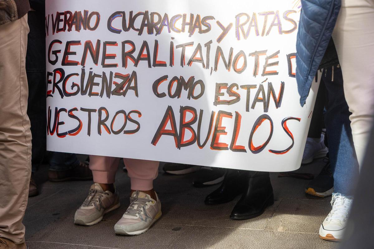 Protesta de trabajadores en Alicante por la situación de los centros sociales y los impagos