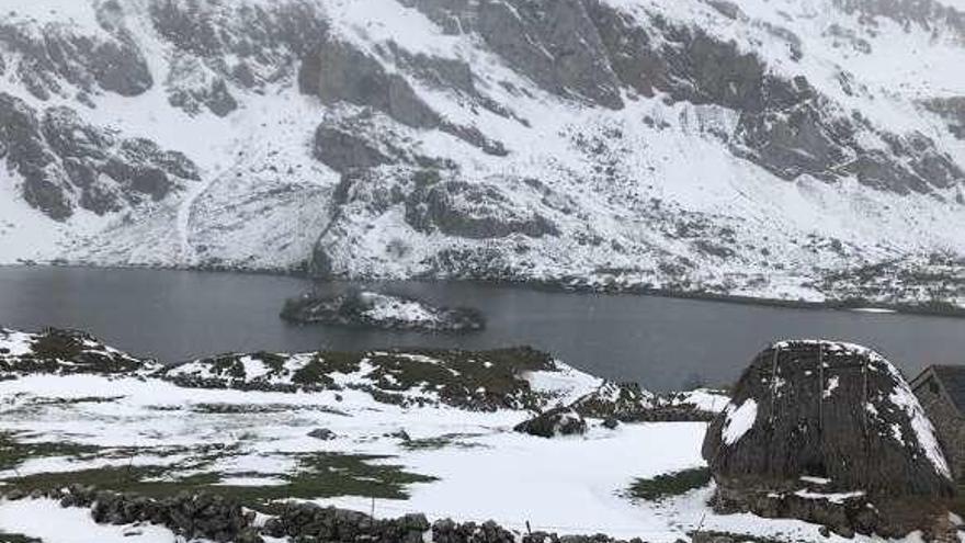 Nieve en los lagos de Somiedo, ayer.