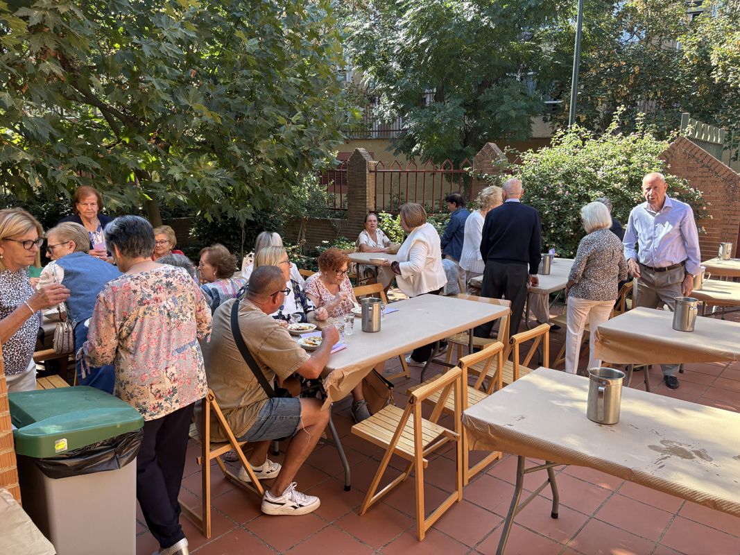 Fotogalería | Así se ha desarrollado la comida solidaria en la parroquia cacereña de Virgen de Guadalupe