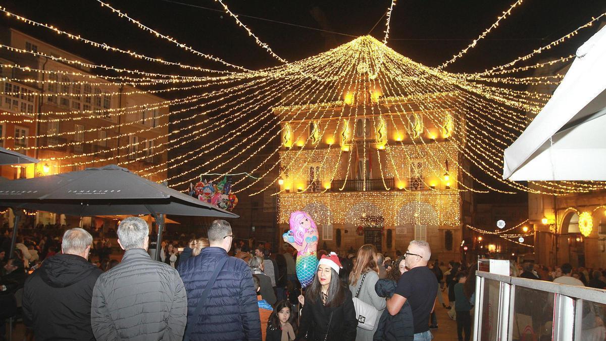 Edificio del Concello y Plaza Mayor iluminadas por Navidad