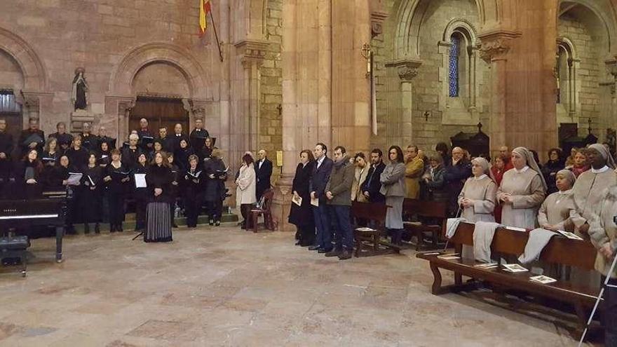 Concierto navideño del Orfeón San Lorenzo en la basílica de Covadonga, ayer.