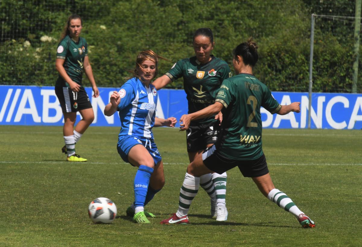 Angie e Hitomi presionan a una jugadora del Dépor.