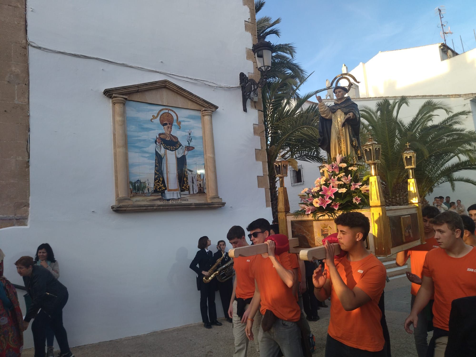 La fiesta más auténtica: Teulada vibra con el traslado de Sant Vicent Ferrer a su ermita