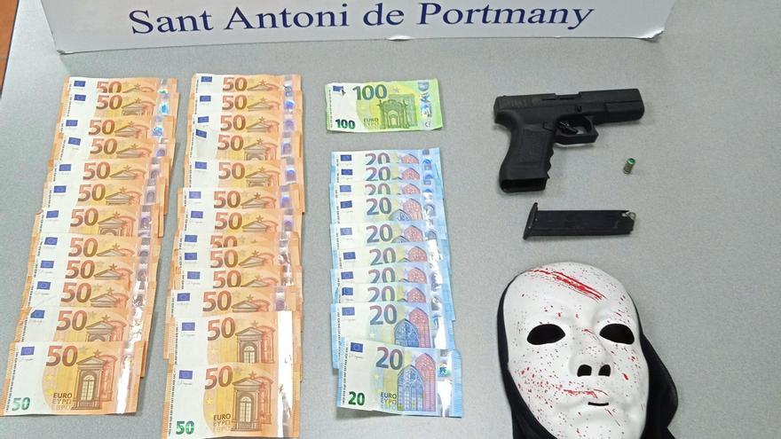 La Policía de Sant Antoni encontró 1.500 euros, una máscara y la pistola