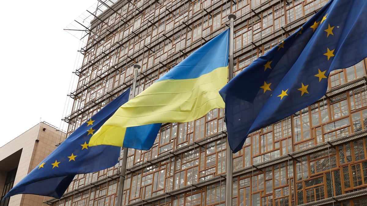 Banderas de la Unión Europea y de Ucrania ante la sede del Consejo Europeo en Bruselas.