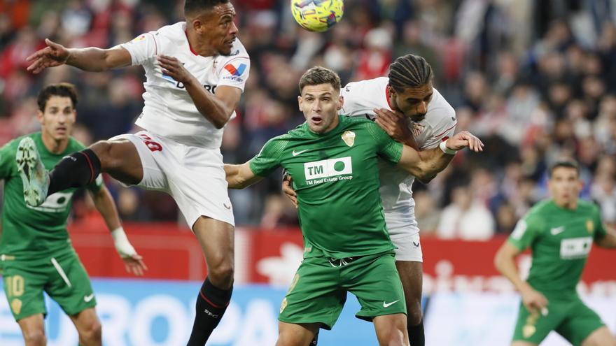 El Sevilla aprieta a un Elche que sigue sin estrenarse (3-0)