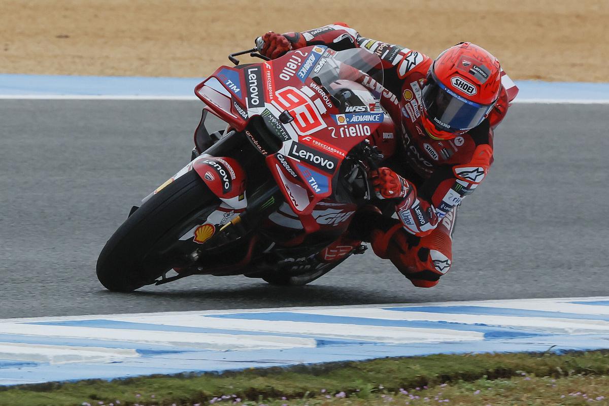 JEREZ DE LA FRONTERA (CÁDIZ), 25/04/2026.- El piloto español de MotoGP Marc Márquez, Ducati Lenovo Team, durante el segundo día de entrenamientos en el Gran Premio de España de Motociclismo que se disputa durante este fin de semana en el Circuito de Jerez-Ángel Nieto. EFE/José Manuel Vidal