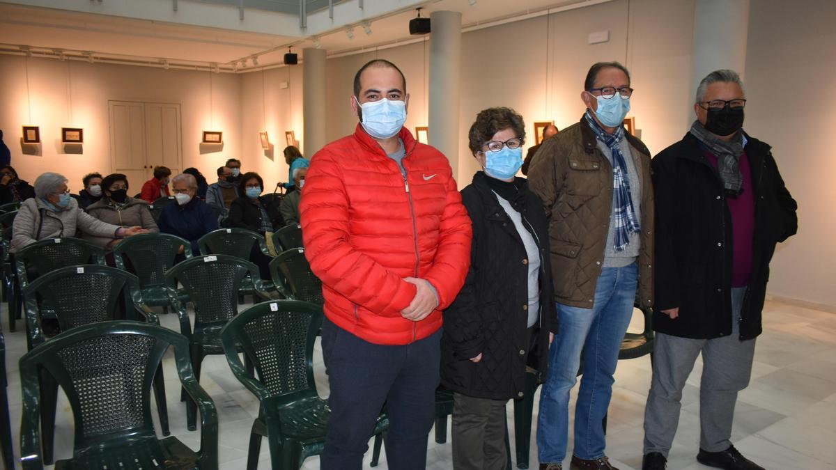 Asistentes a la reunión para debatir sobre las necesidades sanitarias de Puente Genil.