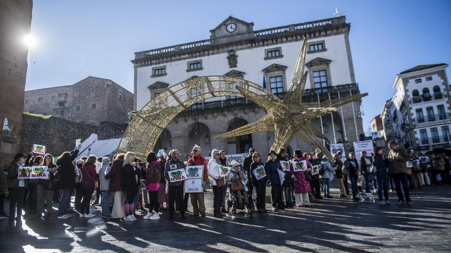 Una cadena humana contra la mina rodea el Ayuntamiento de Cáceres