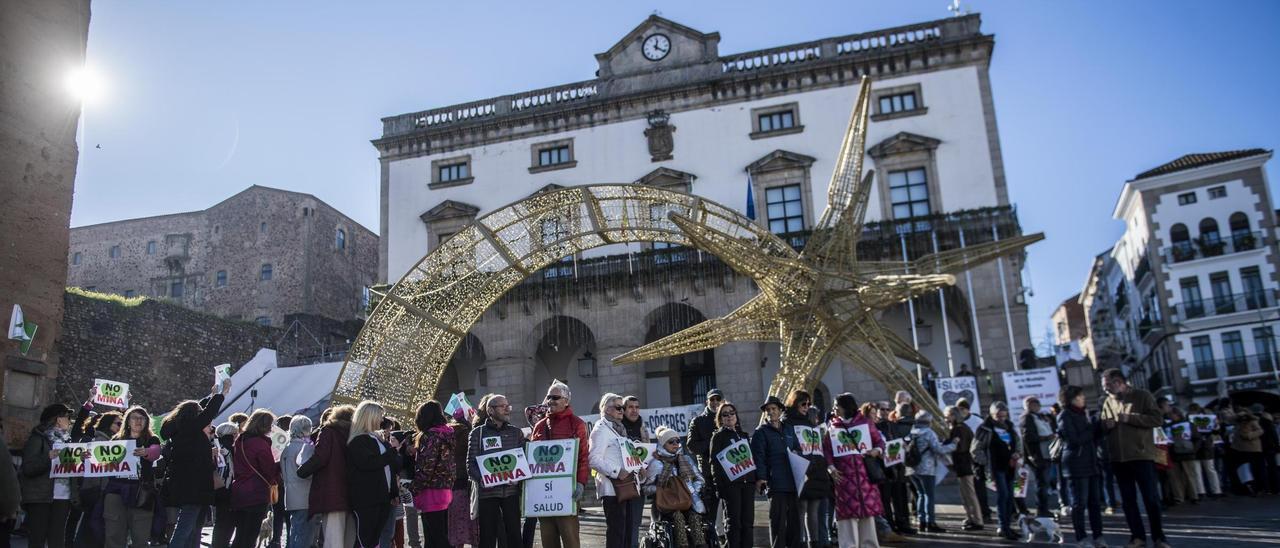 Cadena humana contra la mina de litio frente al Ayuntamiento de Cáceres.