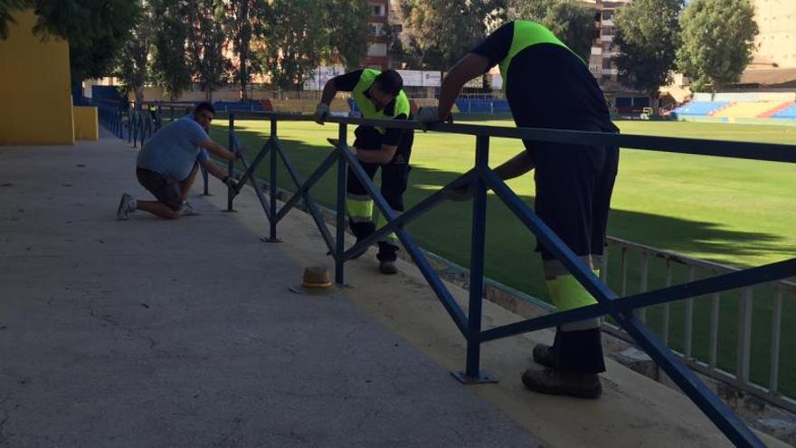 Instante de los trabajos que se están realizando en el campo de fútbol