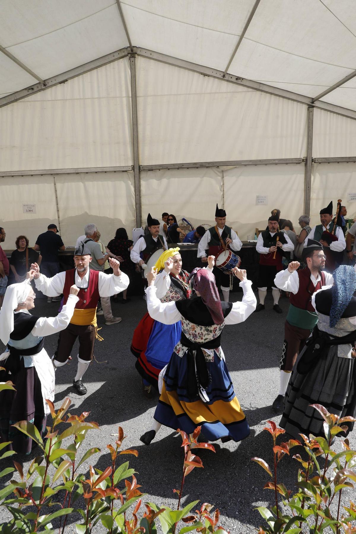 Santullano dice adiós a las fiestas de Santa Filomena con el reparto de 4.200 bollos preñaos en Oviedo, en imágenes