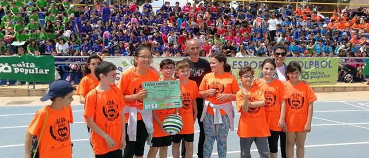 En les finals de Colpbol, tots els equips reben un diploma. Tres moments de les Finals de Sant Joan.