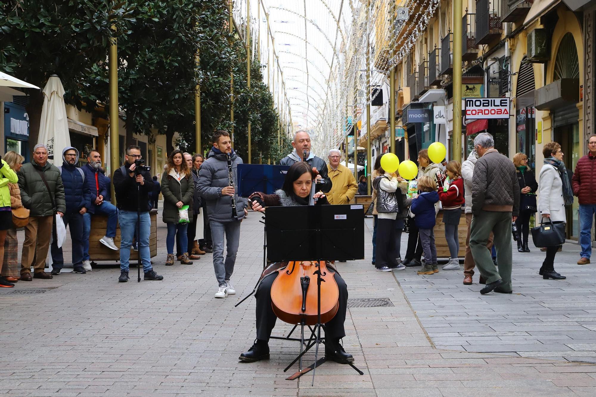 La Orquesta de Córdoba inerpretando Adeste Fideles en la calle Cruz Conde