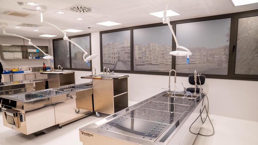 La unitat forense de Girona estrena una nova sala d’autòpsies després de practicar-ne 591 el 2025