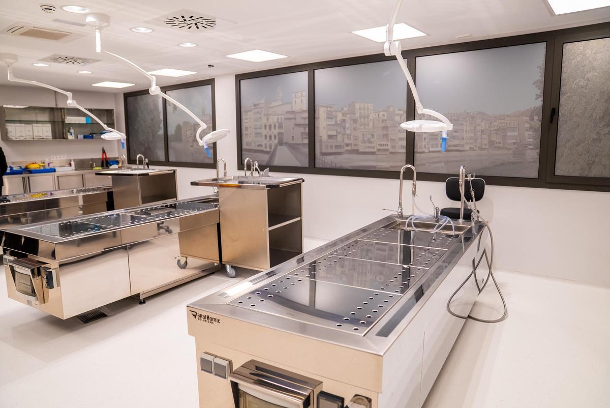 La nova sala d'autòpsies de l''Institut de Medicina Legal i Ciències Forenses de Catalunya a Girona