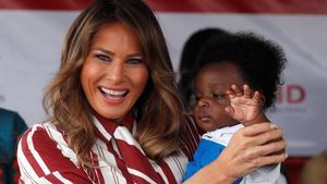 Melania Trump durante su visita a un hospital de Accra, en Ghana.