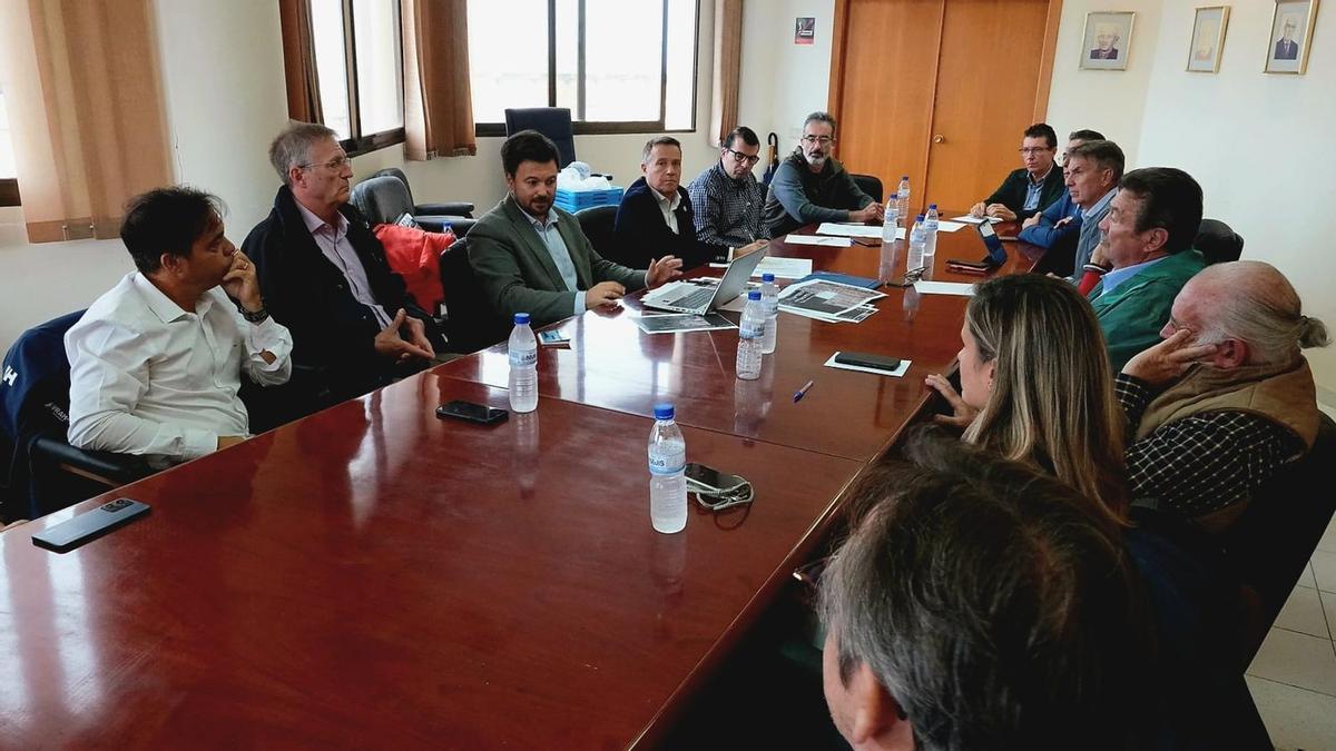 Representantes de la Generalitat, el Ayuntamiento y del sector pesquero y marítimo durante la reunión.