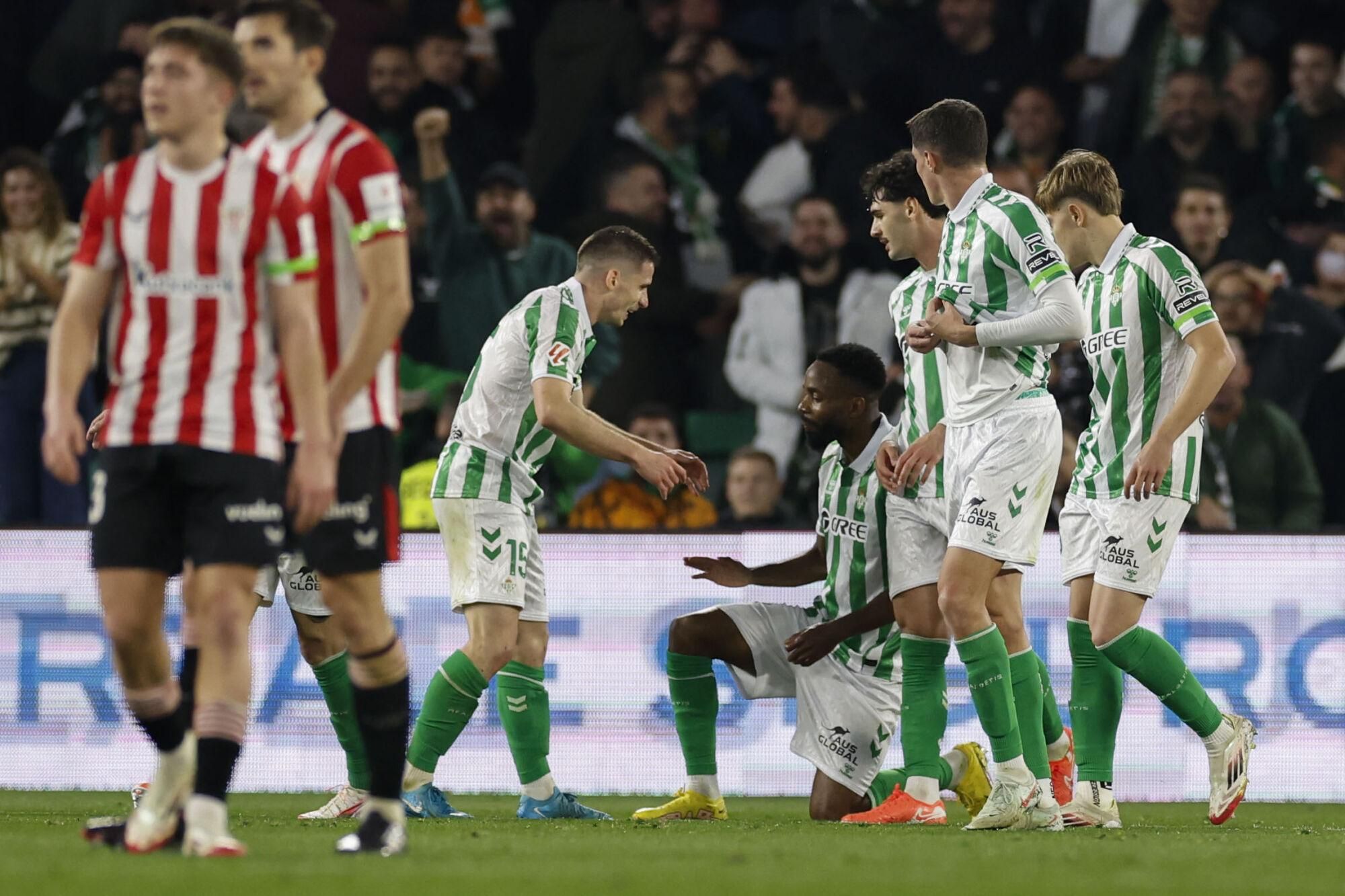 SEVILLA, 02/02/2025.- Los jugadores del Betis celebran su segundo gol, obra del francés Romain Perraud, durante el partido de LaLiga entre el Betis y el Athetic Club, este domingo en el estadio Benito Villamarín. EFE/ Julio Munoz